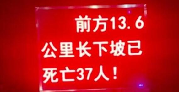 奔馳車主回應加完油將錢扔地上